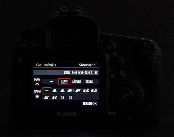 Canon EOS 5DSR – three RAW sizes in the menu.