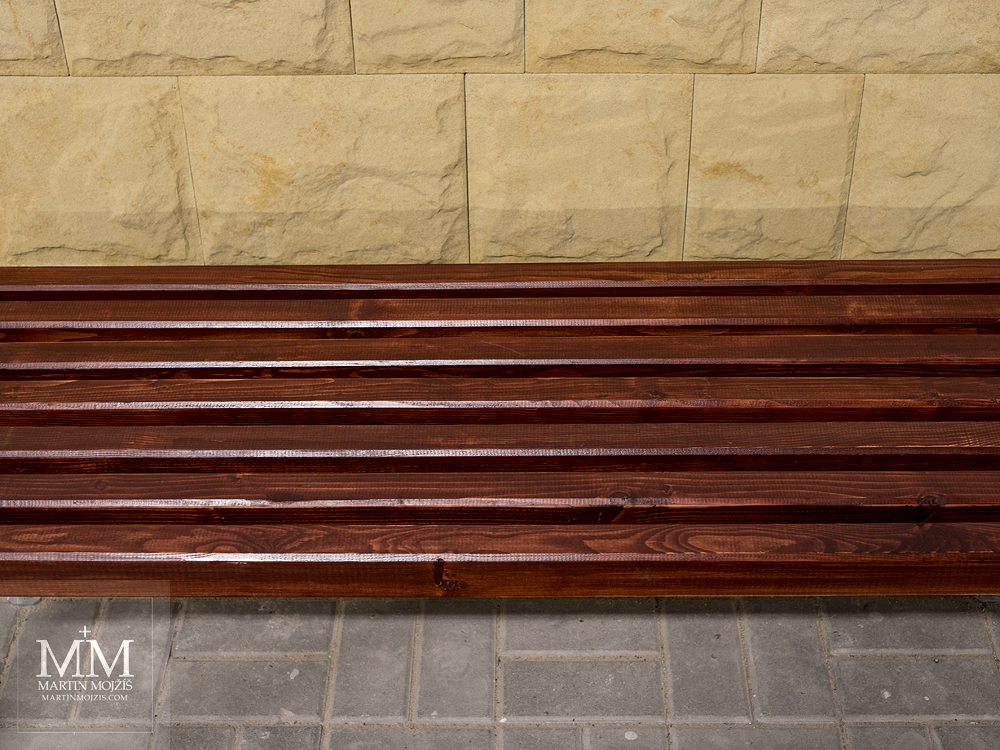 A wooden bench. Photograph created with the Olympus M. Zuiko digital ED 25 mm 1:1.2 Pro.
