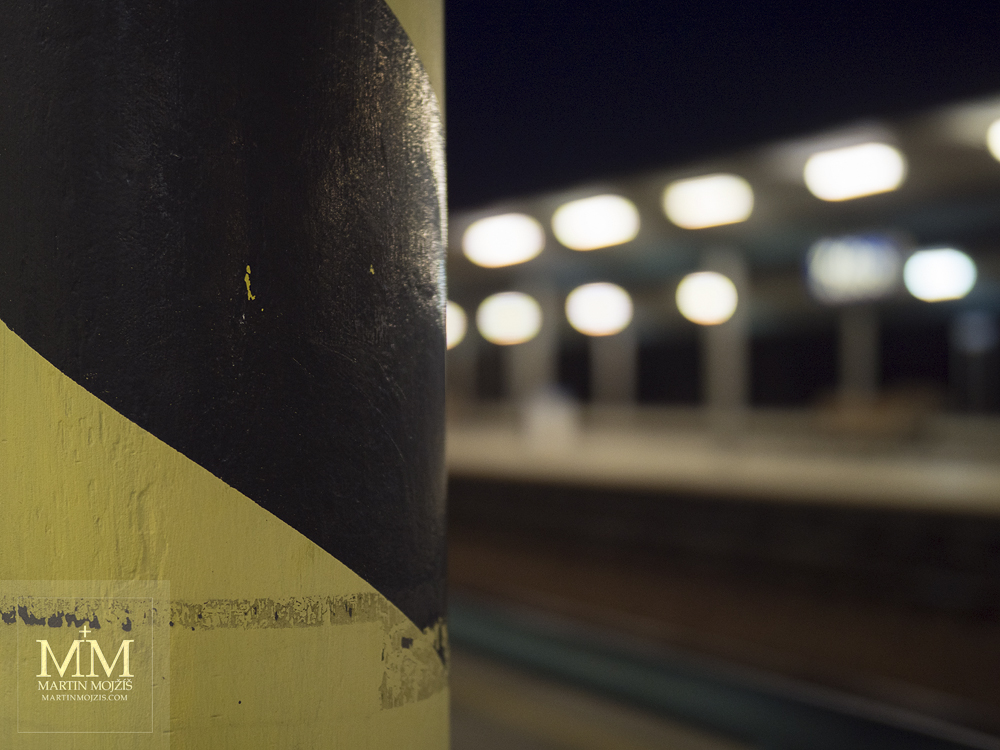 A pillar on a railway platform. Photograph created with the Olympus M. Zuiko digital ED 25 mm 1:1.2 Pro.