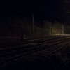 Velkoformátová umělecká fotografie železniční tratě v noci. Martin Mojžíš.