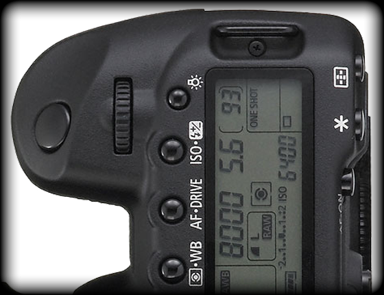 Canon EOS 5D Mark II – ovládací prvky nahoře vpravo.