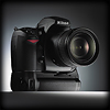 Fotoaparát Nikon D700 s přídavným držákem.