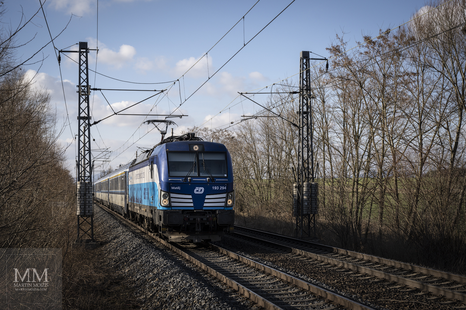 Passenger train led by a locomotive 193 294 Siemens Vectron.