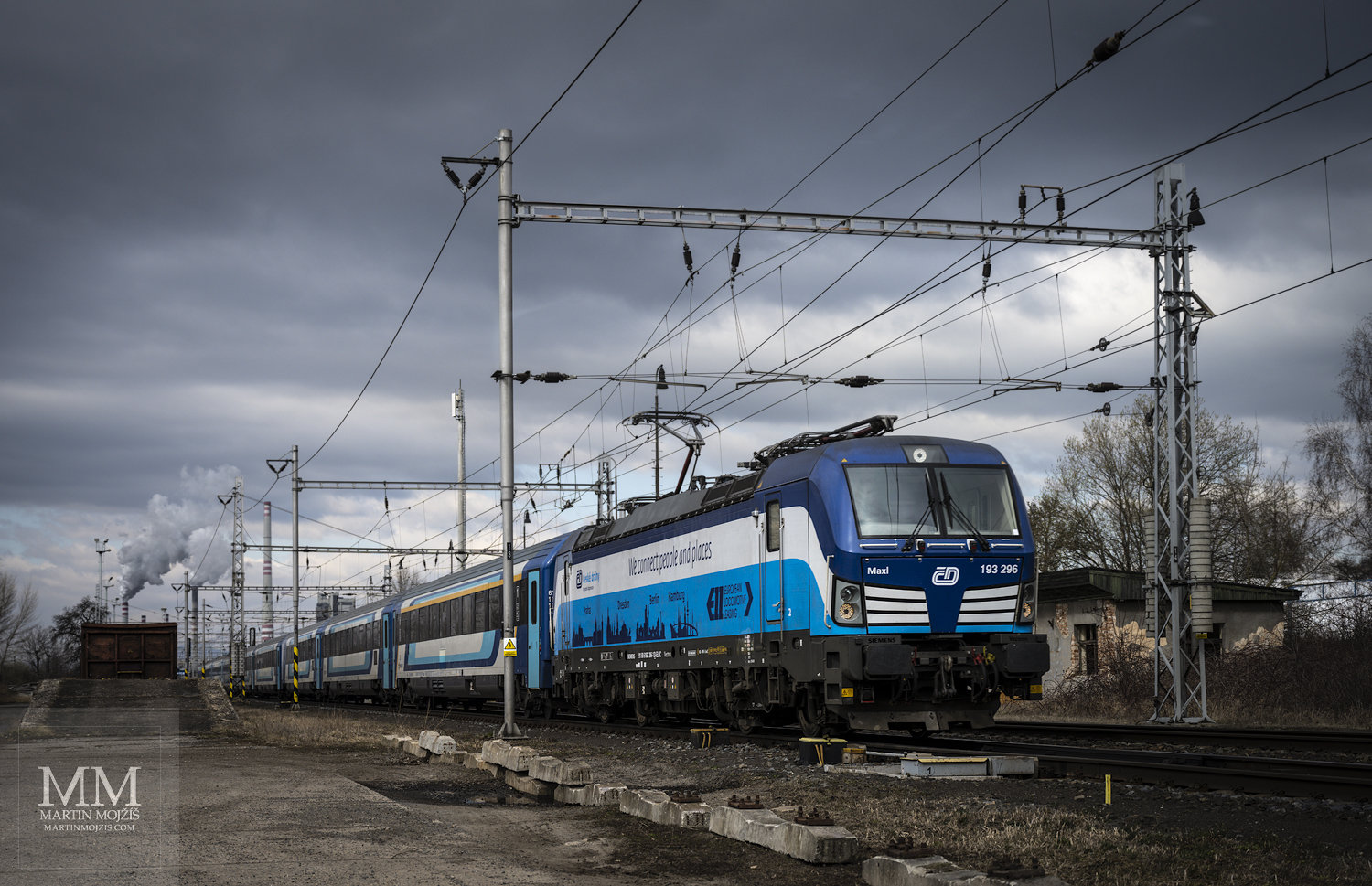 Lokomotiva Siemens Vectron 193 296 v čele osobního vlaku.