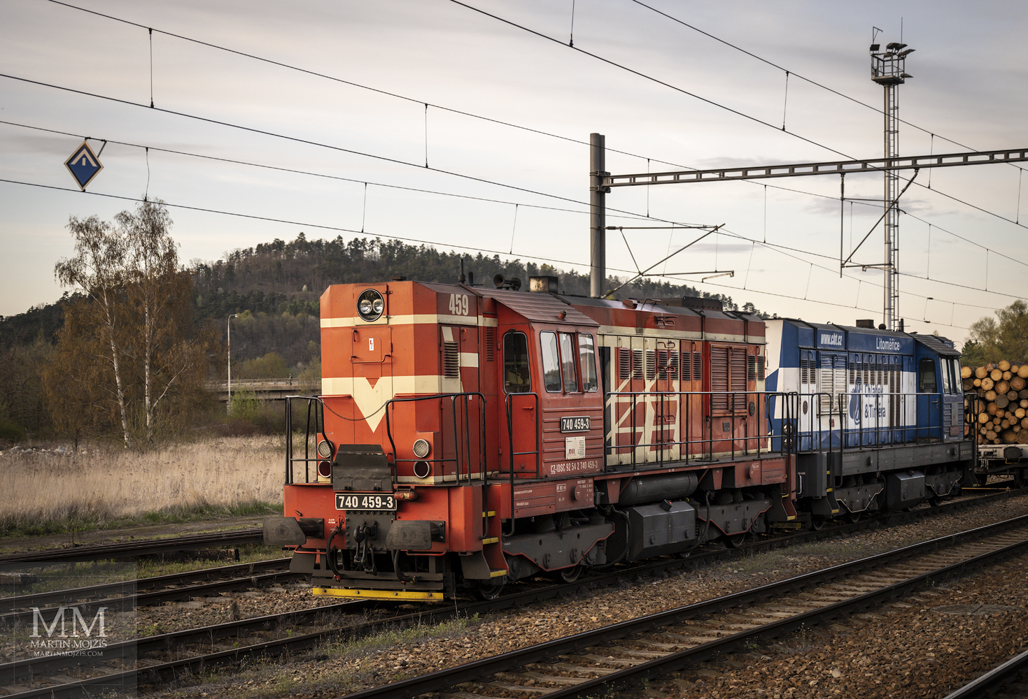 A pair of diesel-electric shunting locomotives, led by 740 459-3 IDS Cargo.