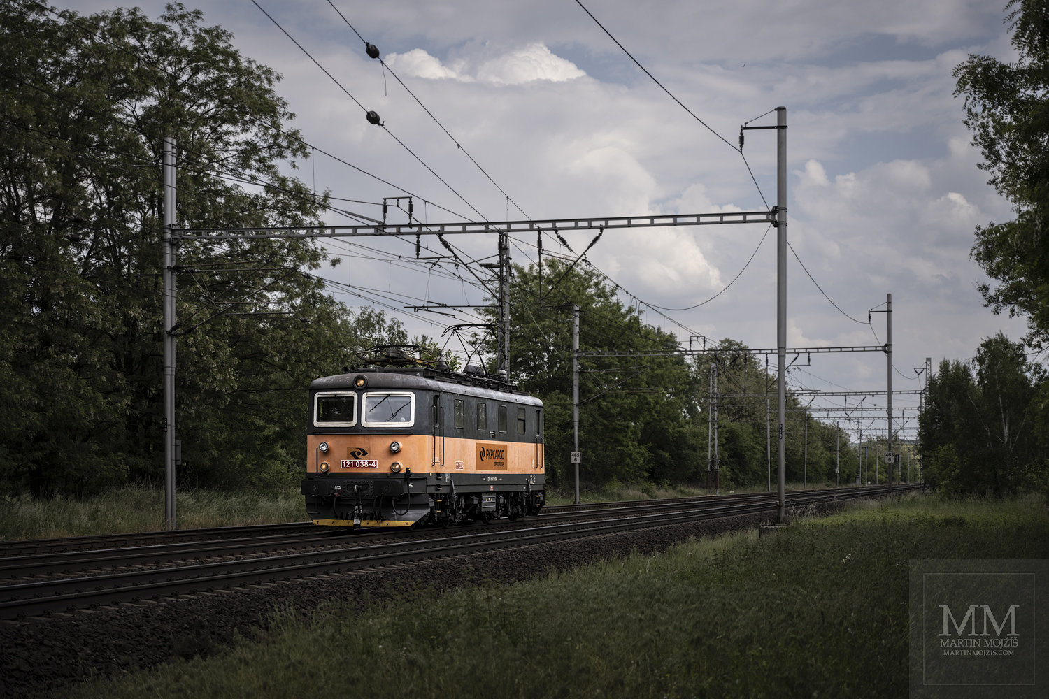 Lokomotiva 121 038-4 PKP Cargo International jede strojově ve směru Ústí nad Labem.