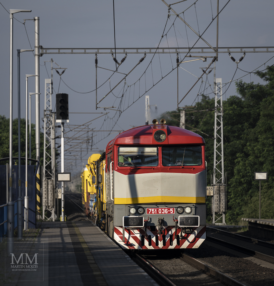 Lokomotiva 751 036-5 v čele nákladního vlaku ve směru Ústí nad Labem.