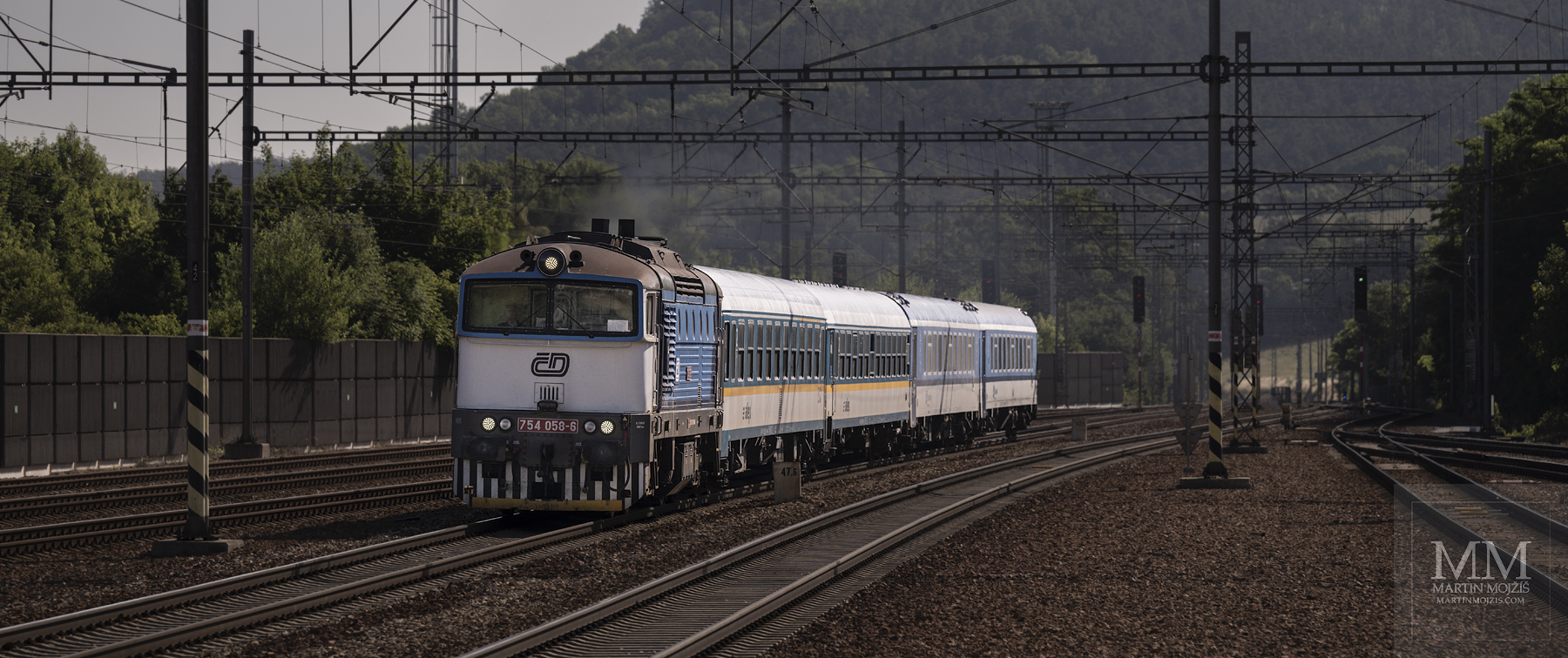 Lokomotiva 754 058-6 v čele osobního vlaku ve směru Plzeň.