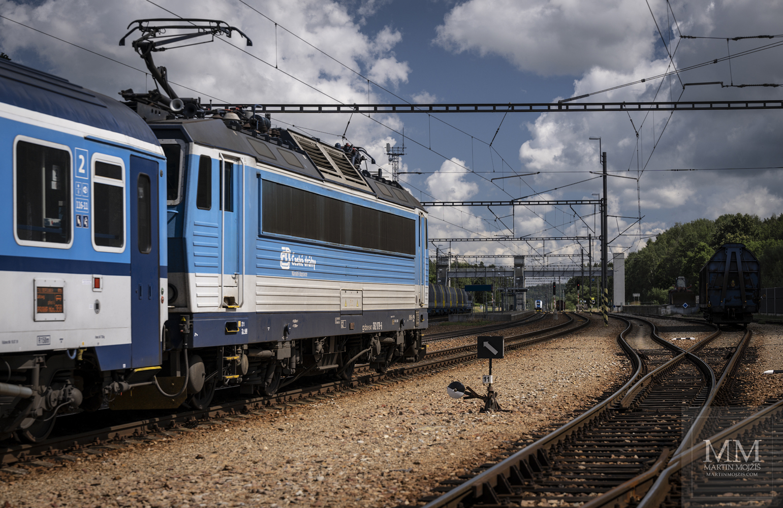Lokomotiva 362 079-6 v čele osobního vlaku ve směru Beroun.