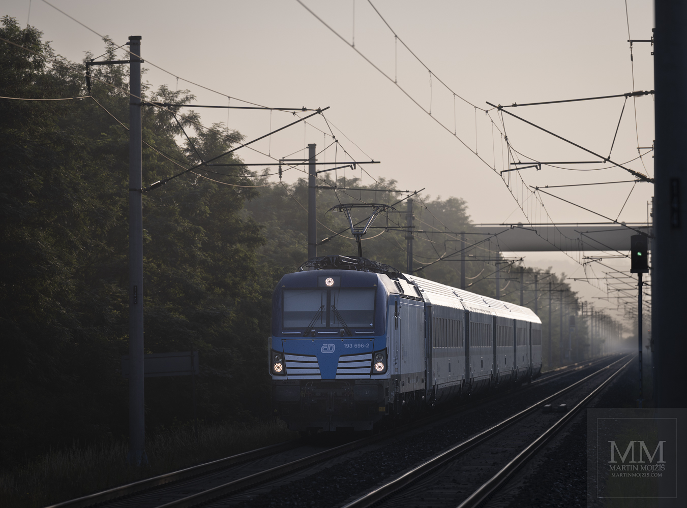 Lokomotiva Siemens Vectron 193 696-2 dopravce České dráhy v čele osobního vlaku ve směru Kralupy nad Vltavou.
