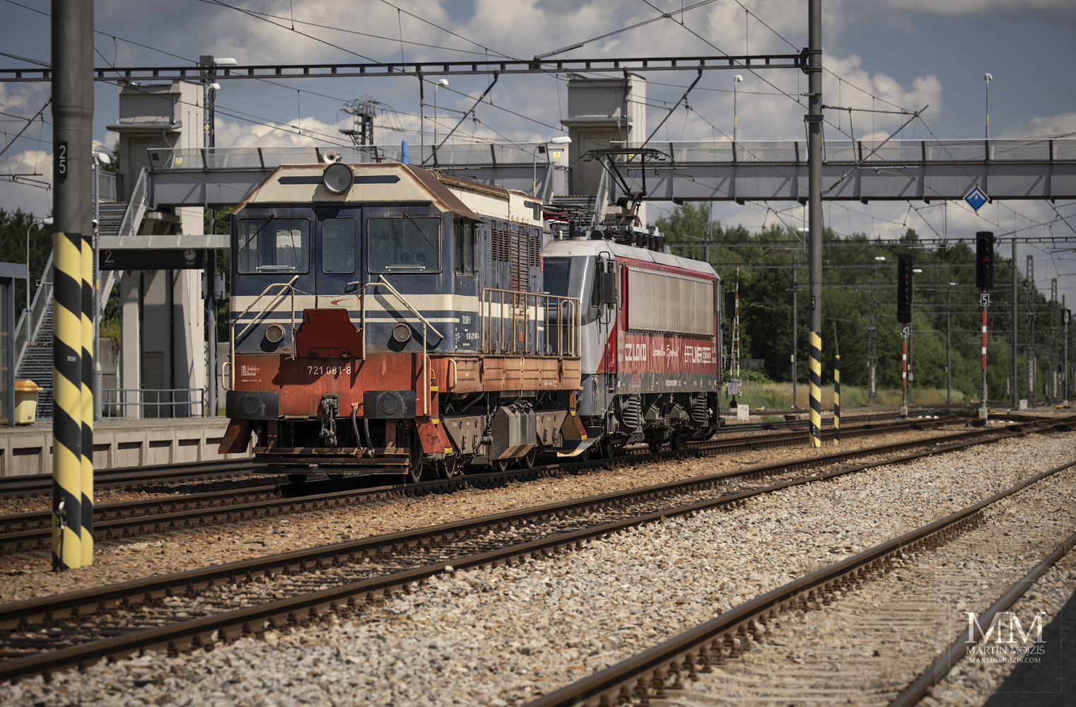 A pair of locomotives waits on a hot summer afternoon for permission to shift. Closer to camera 721 081-8.