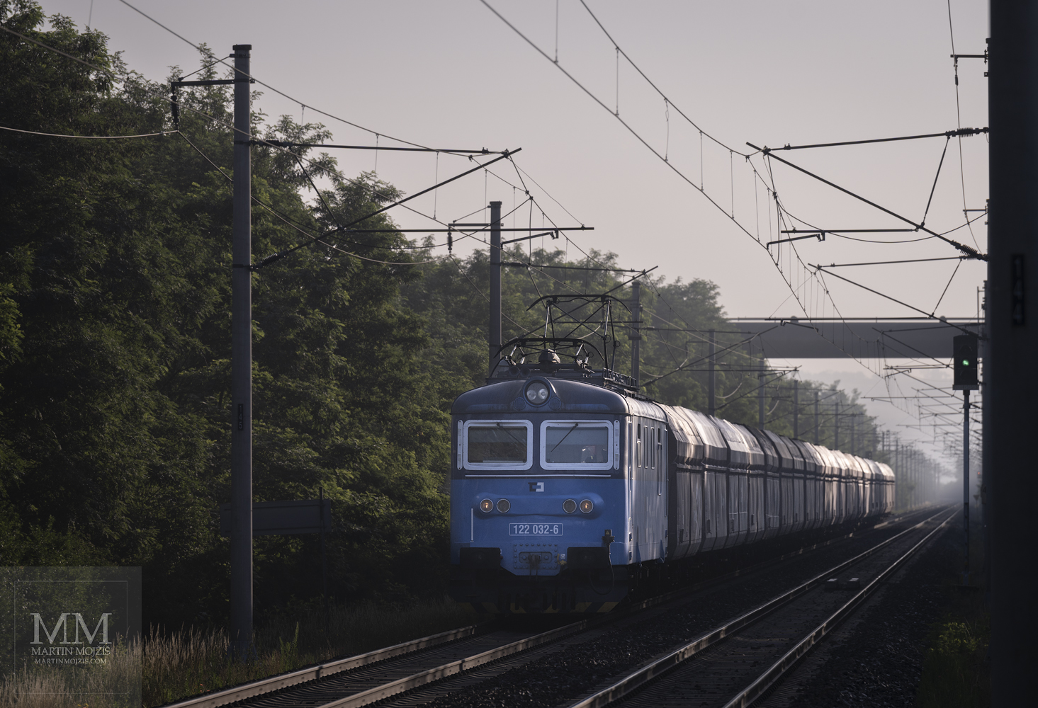 Vlak plně naložený uhlím a v jeho čele lokomotiva 122 032-6.