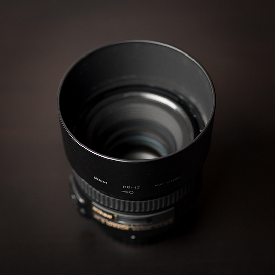 Nikkor 50 mm/1.4G - top view with lens hood attached.