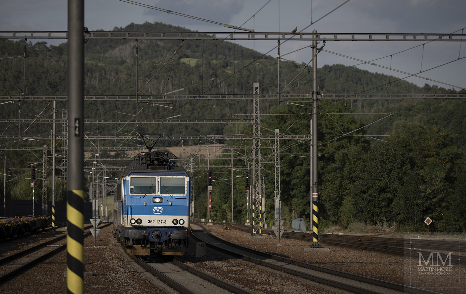 Lokomotiva 362 127-3 v čele osobního vlaku.