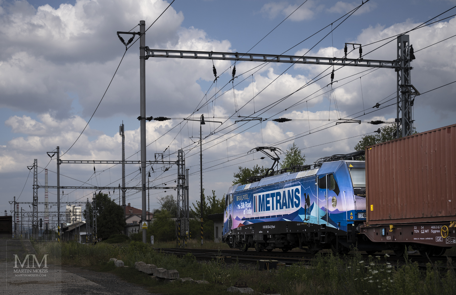 Nákladní kontejnerový vlak firmy Metrans, v čele lokomotiva Bombardier Traxx s grafikou Silk Road of Today (Hedvábná stezka dneška).