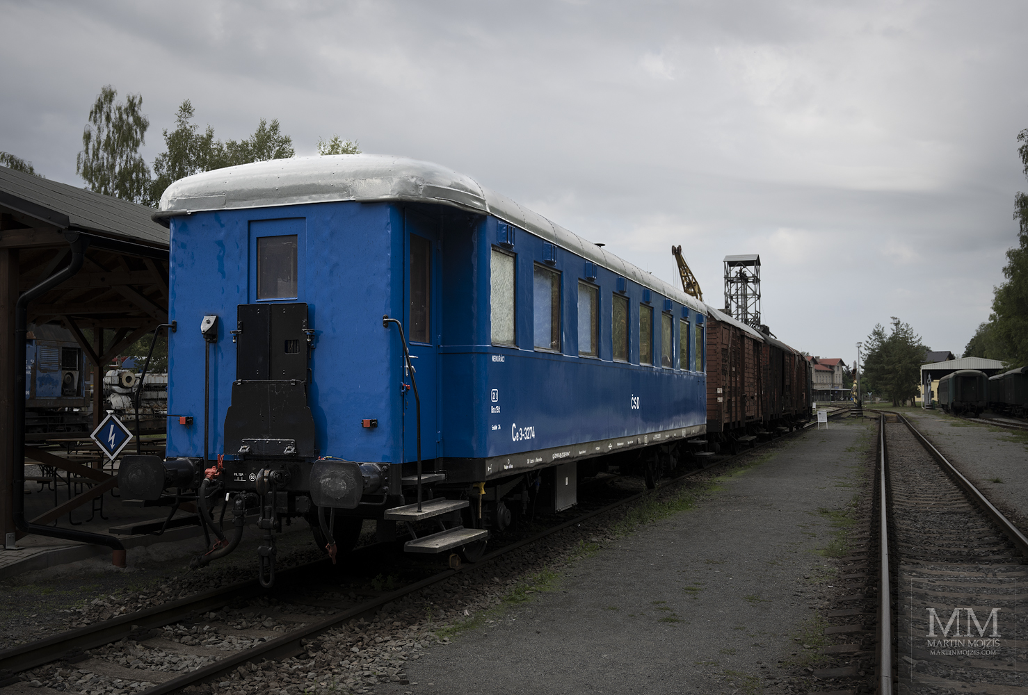 Modrý osobní vagon Ce3-3274.
