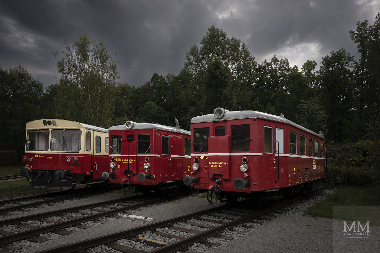 Tři motorové vozy. Vlevo M 152.0002, vedle něj dva M 131.