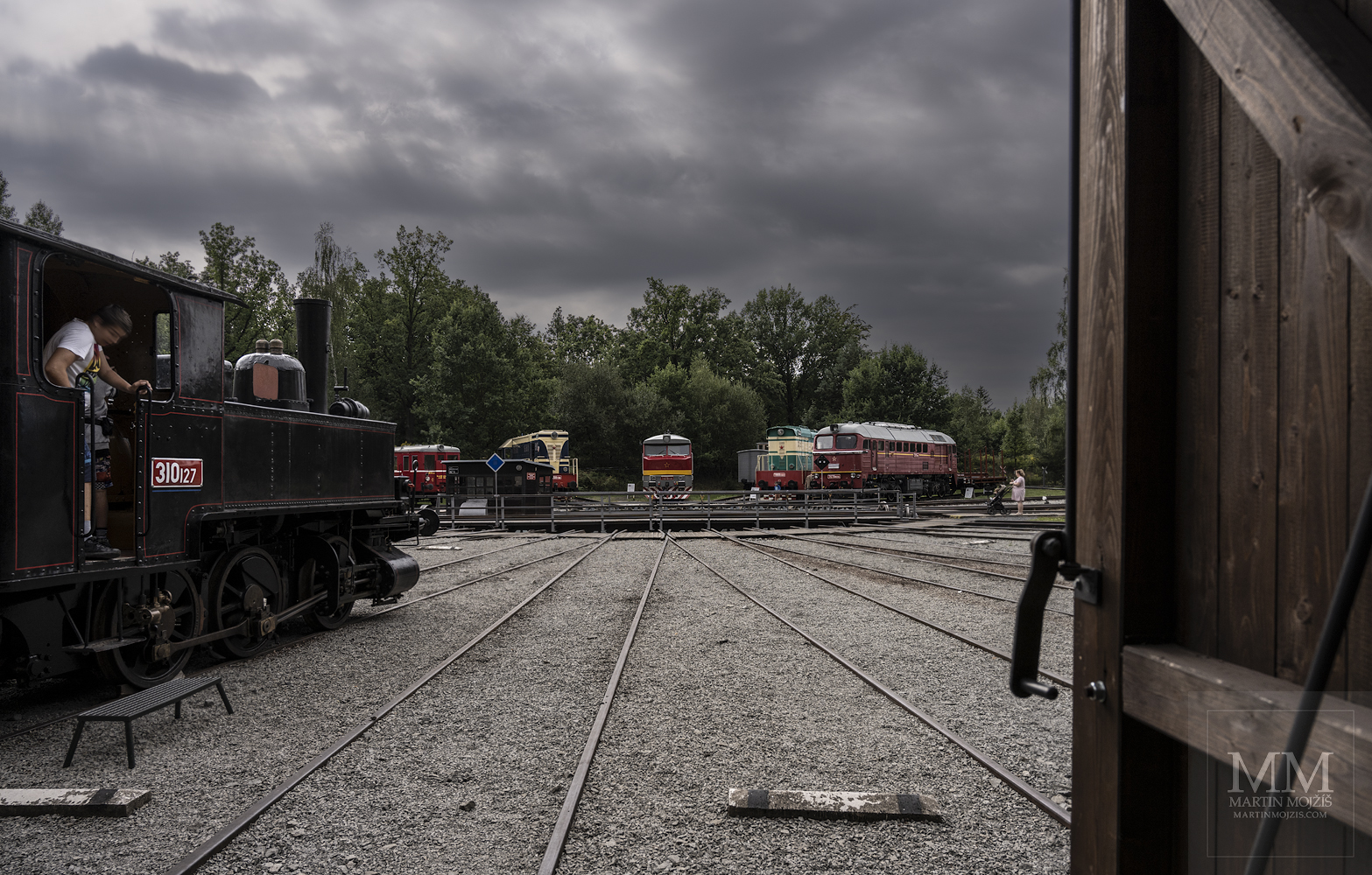 Pohled z rotundy směrem k točně, vlevo parní lokomotiva 310.127.
