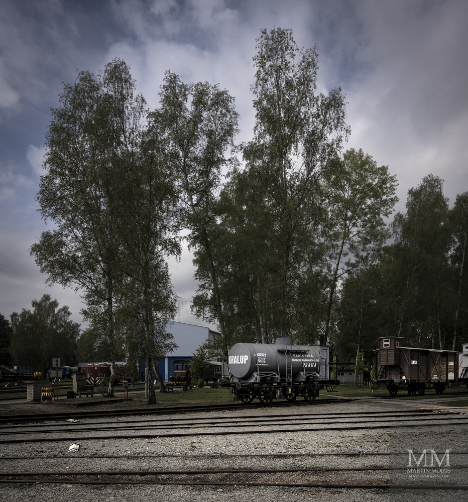 Historické nákladní vozy nedaleko točny.