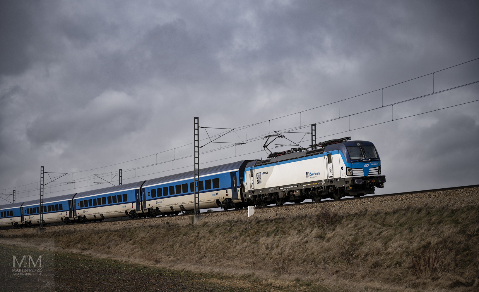 Lokomotiva 193 695-4 v čele osobního vlaku.
