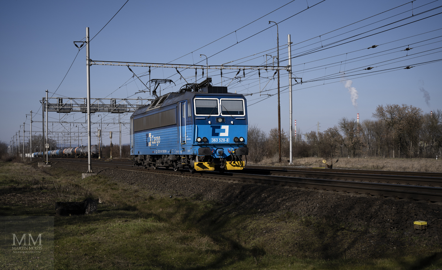 Strojově jedoucí lokomotiva 363 520-8.