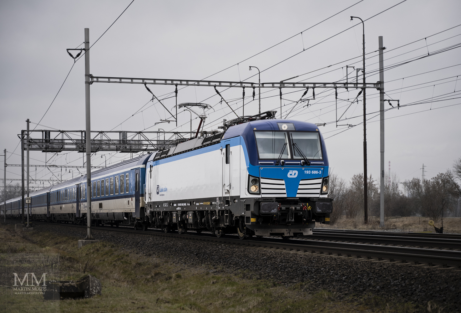 Lokomotiva 193 686-3 v čele osobního vlaku.