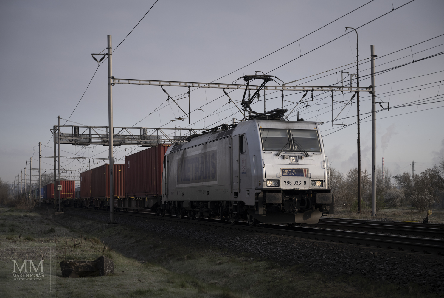 Lokomotiva 386 036-8 v čele nákladního kontejnerového vlaku.