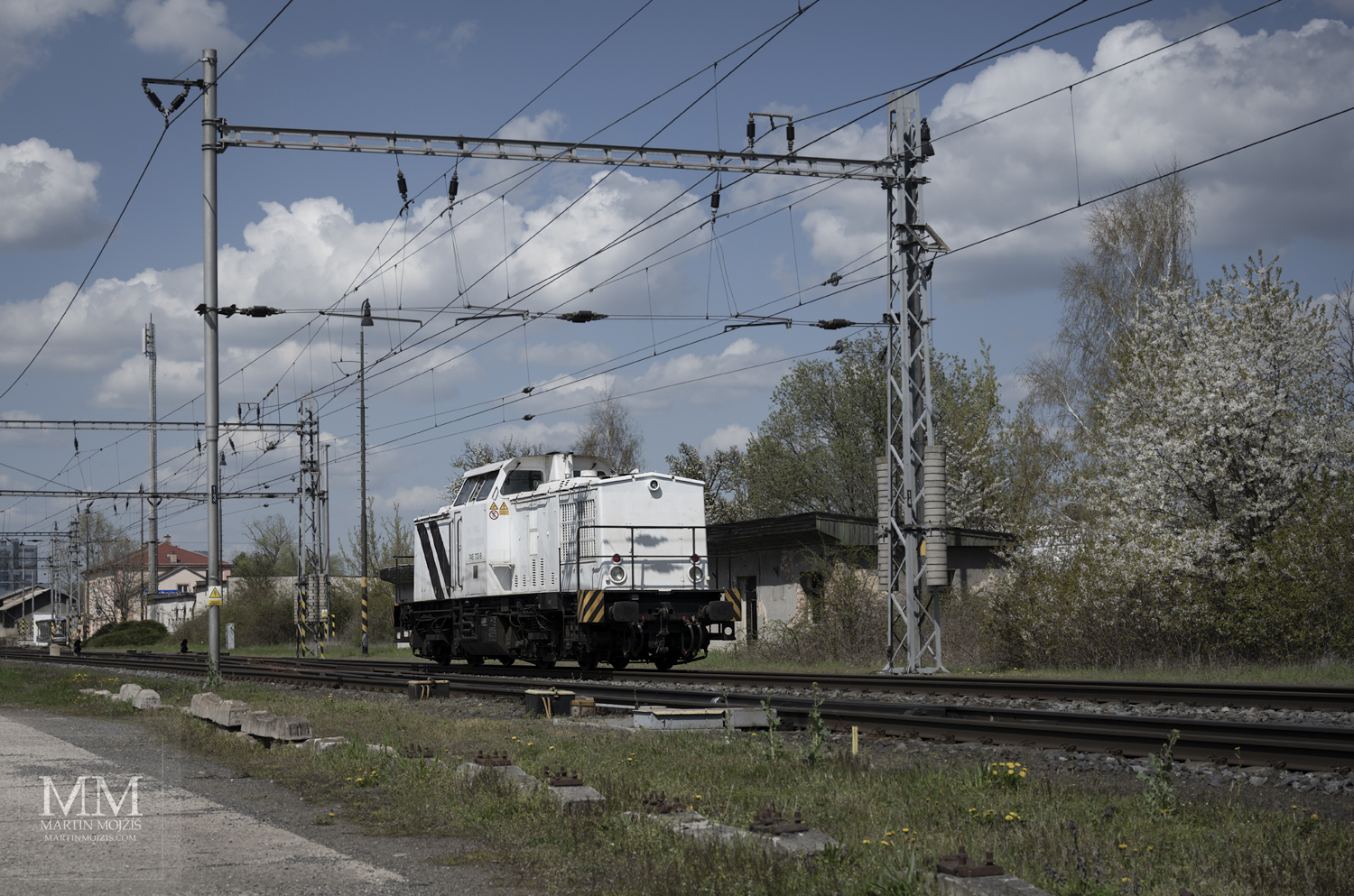 Bílá lokomotiva 745 703-9 jede strojově ve směru Kralupy nad Vltavou.