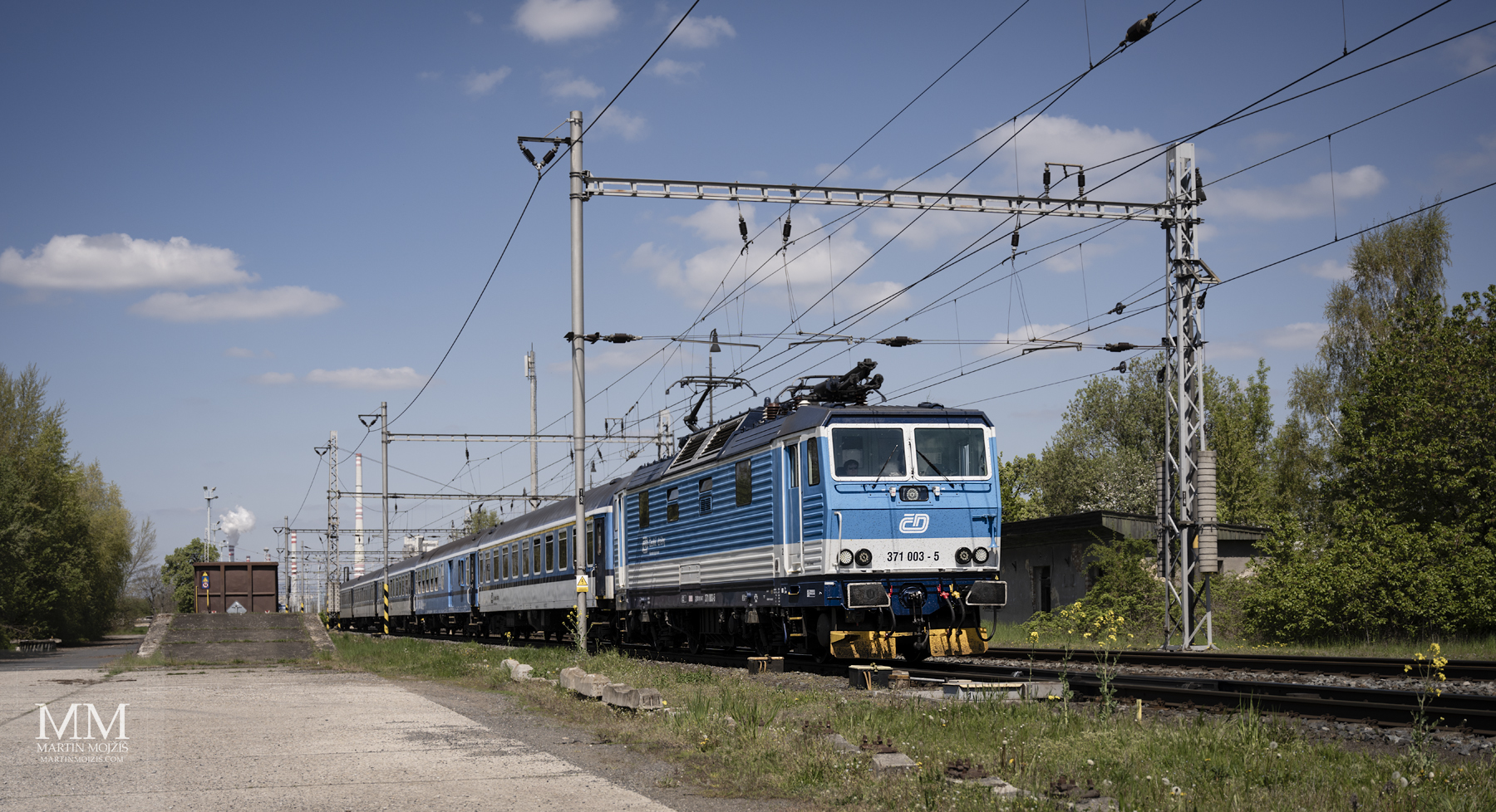 Lokomotiva 371 003-5 v čele osobního vlaku.