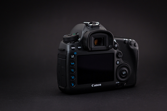 Canon EOS 5DSR – pohled zezadu.