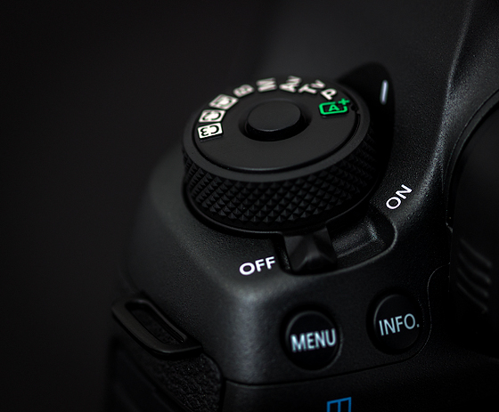 Canon EOS 5DSR – kolečko režimů fotografování a vypínač.