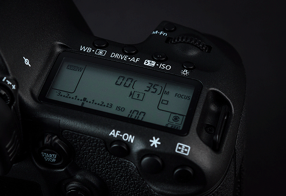 Canon EOS 5DSR – nepodsvícený a svítící horní displej.