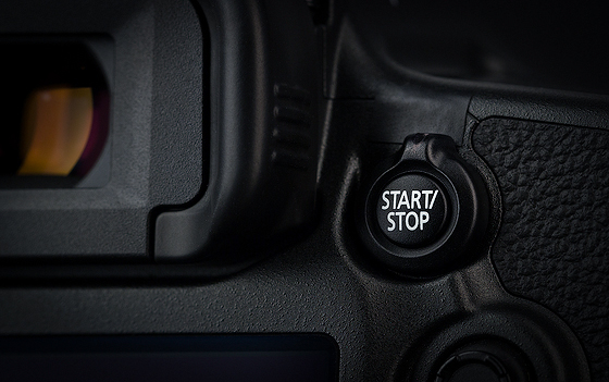 Canon EOS 5DSR – zakryté zbytečné ovládací prvky pro kameramany.