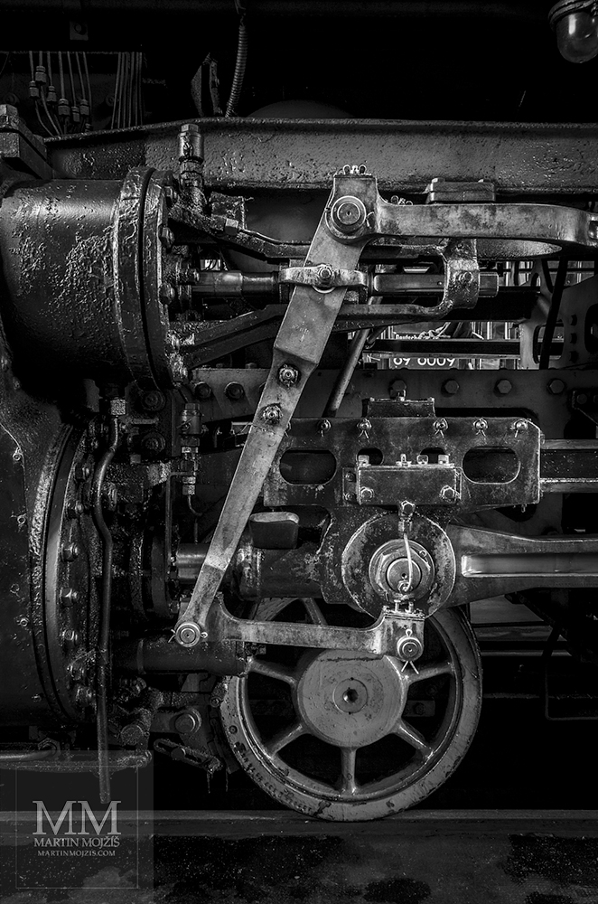 Steam locomotive distribution rods at the steam engine. Eisenbahnmuseum Dresden – Dresden Railway Museum.
