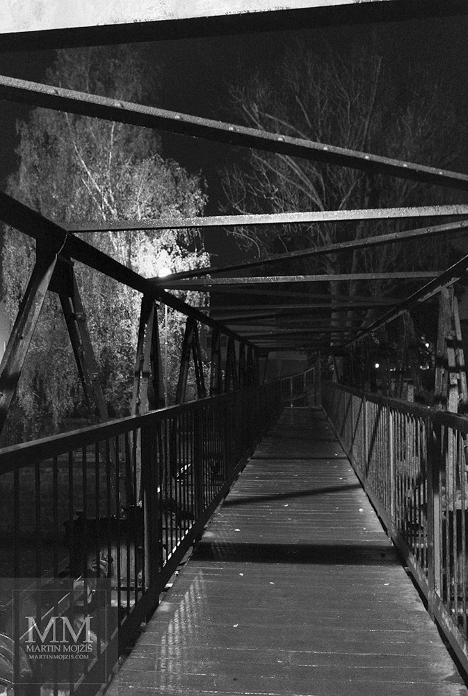 Mostový poklopový jez nad řekou Ploučnicí. Česká Lípa v noci.