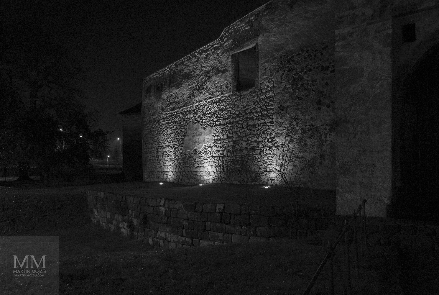 Zdi vodního hradu Lipý. Česká Lípa v noci.