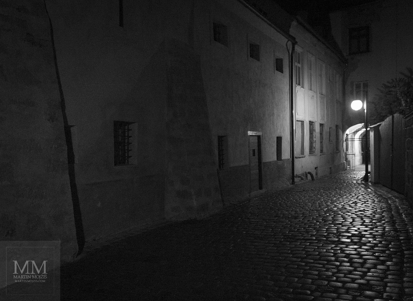 Vězeňská ulice a Archeologické muzeum Šatlava. Česká Lípa v noci.