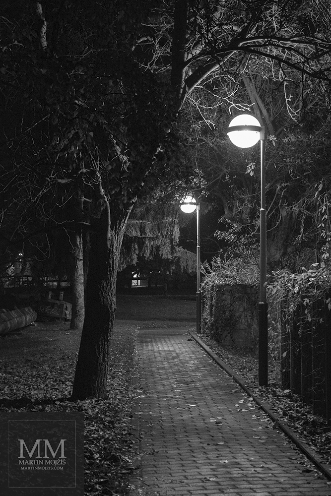 Noční ulice osvětlená lampami. Česká Lípa v noci.