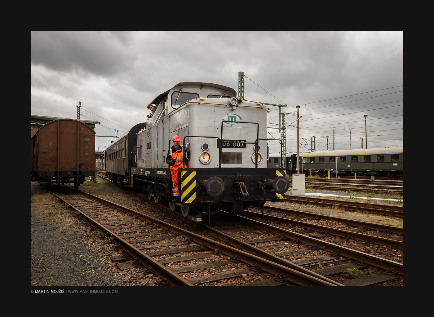 Muzejní lokomotiva 06 007 při posunu.