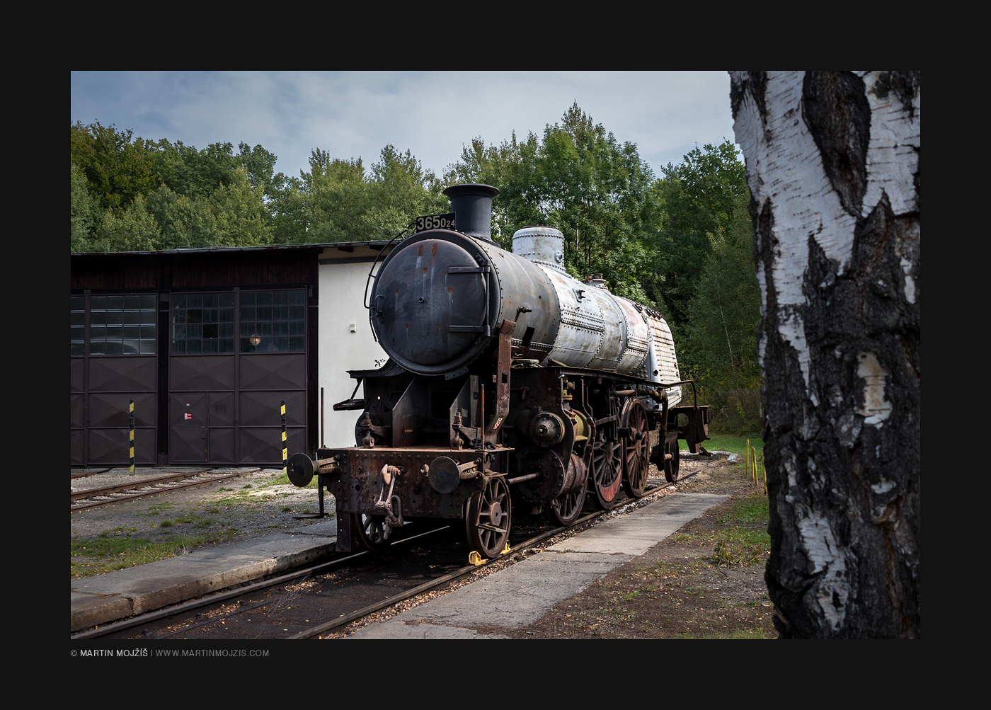 Parní lokomotiva 365 024 právě prochází rekonstrukcí. Železniční muzeum v Lužné u Rakovníka.