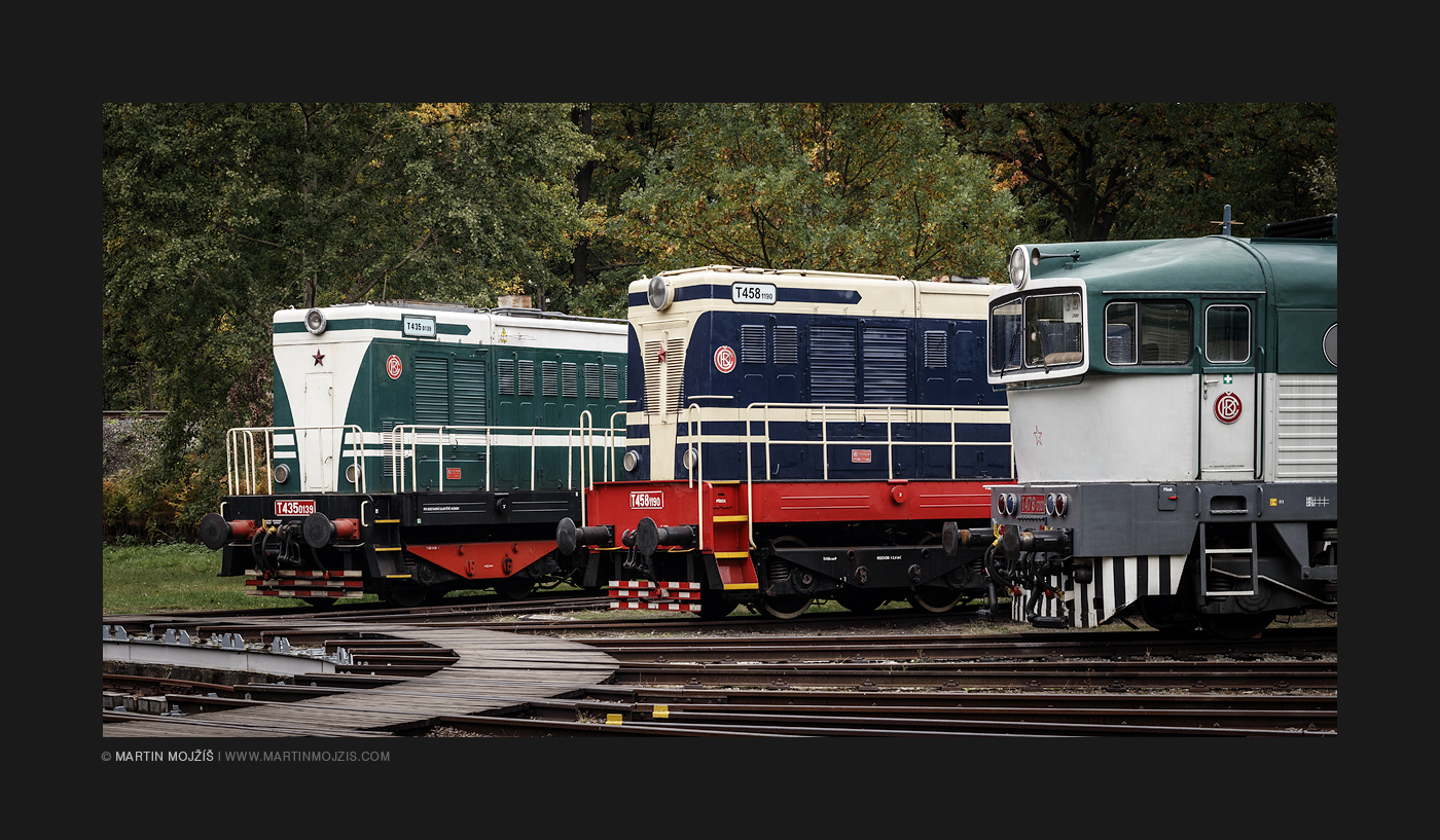 Tři diesel-elektrické lokomotivy: T 435 0139, T 458 1190 a T 478 3101. Železniční muzeum v Lužné u Rakovníka.