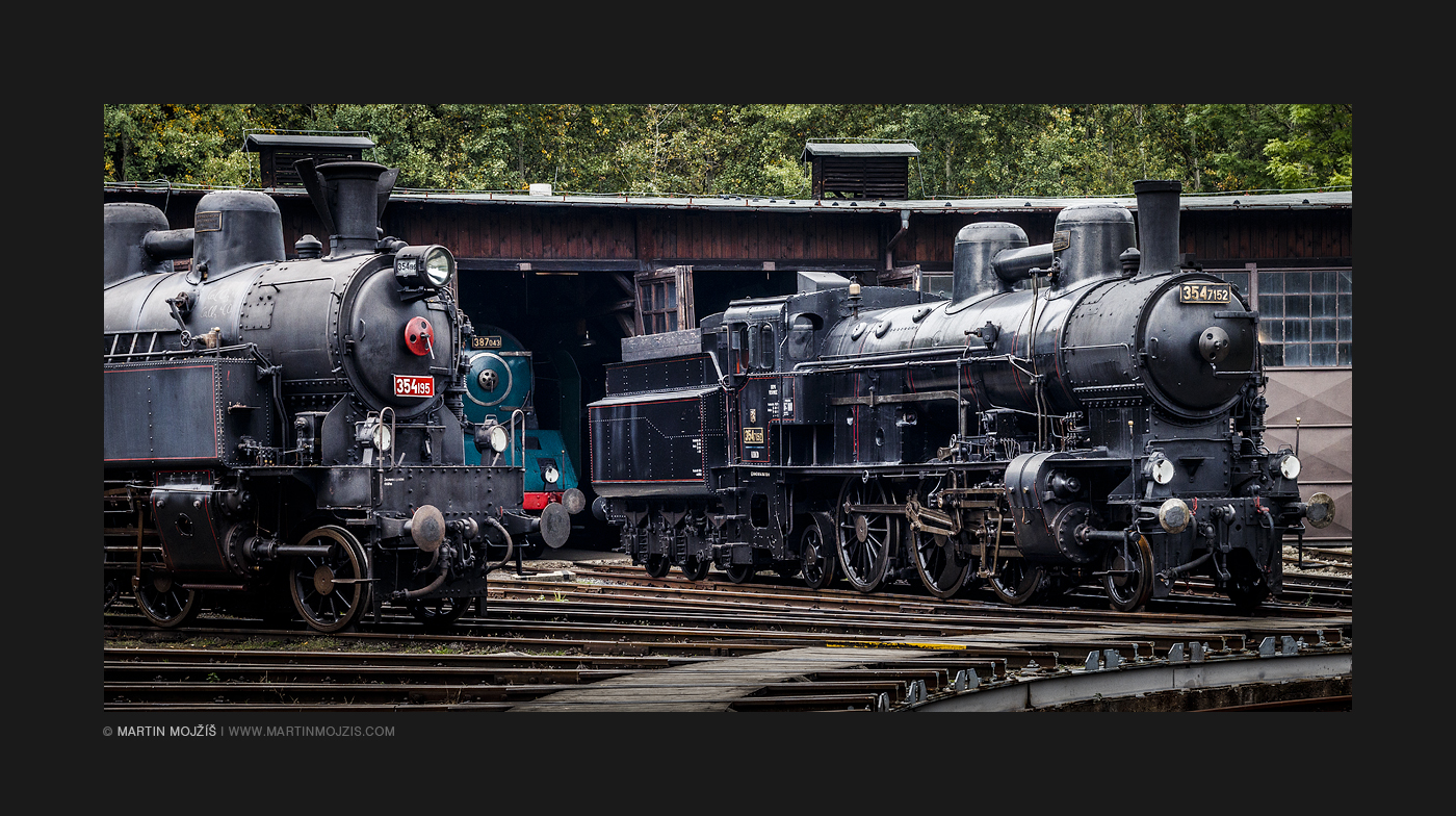 Parní lokomotivy 354 195 a 354 7152, v pozadí 387 043. Železniční muzeum v Lužné u Rakovníka.