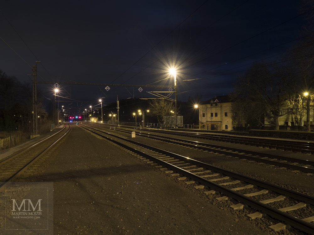 Noční železnice. Fotografie vytvořená fotoaparátem Olympus OM-D E-M1 Mark II.