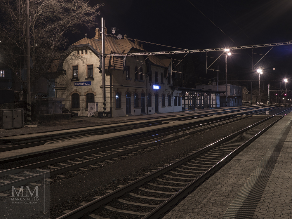 Nádraží Roztoky u Prahy v noci, chladnější barvy. Fotografie vytvořená fotoaparátem Olympus OM-D E-M1 Mark II.