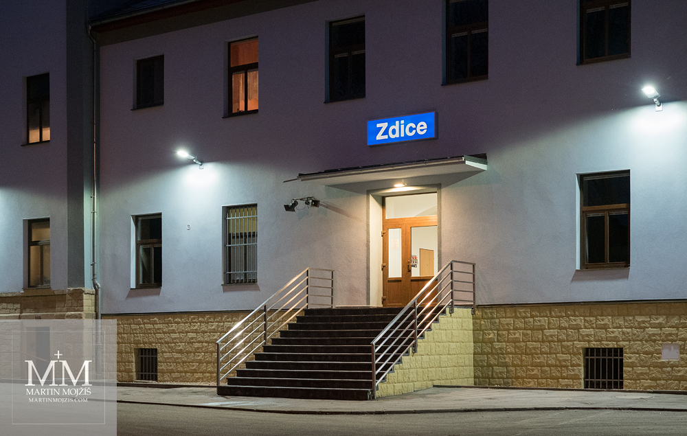 Noční osvětlené schodiště před vchodem do čekárny staniční budovy ve Zdicích. Fotografie zhotovená objektivem Olympus M. Zuiko digital ED 25 mm 1:1.2 Pro.