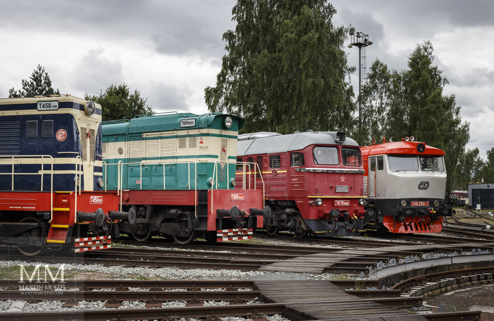 Photograph of diesel-electric locomotives called Big Hector, Bumblebee, Sergej (Serjogia) and Bardot (Frowny) at a turntable. Created with the Canon EF 50 mm 1:1.8 STM lens.