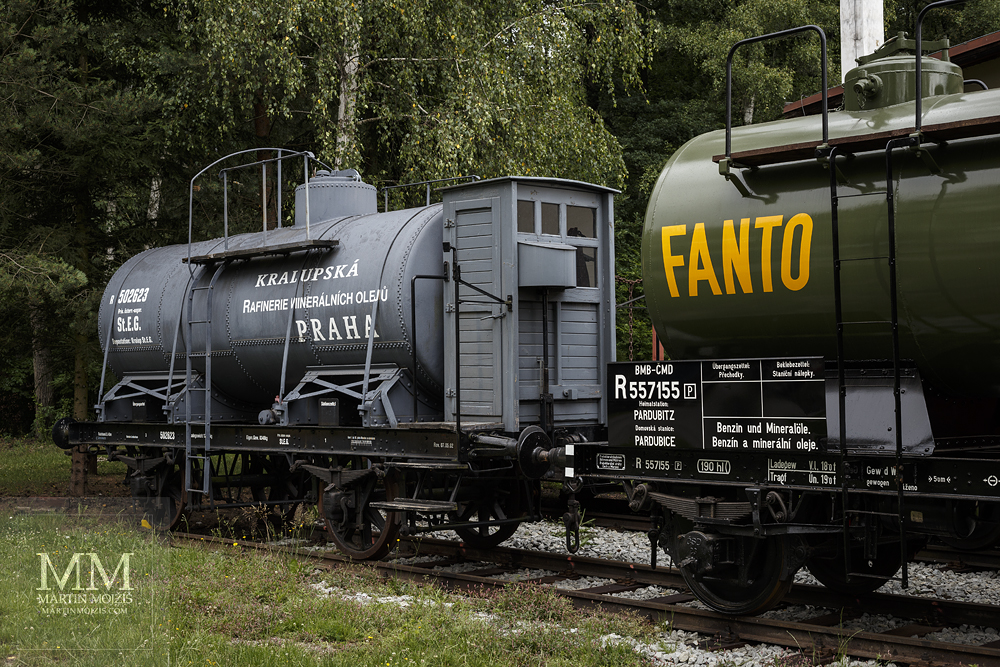 Fotografie historických cisternových vozů Kralupská rafinerie a Fanto. Fotografováno objektivem Canon EF 50 mm 1:1.8 STM.