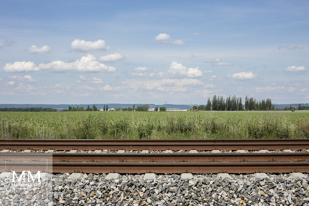 Fotografie železničního svršku (náspu), objektiv Canon EF 50 mm 1:1.8 STM.