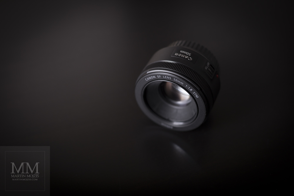 Canon EF 50 mm 1:1.8 STM, top view from the front, without lens hood.