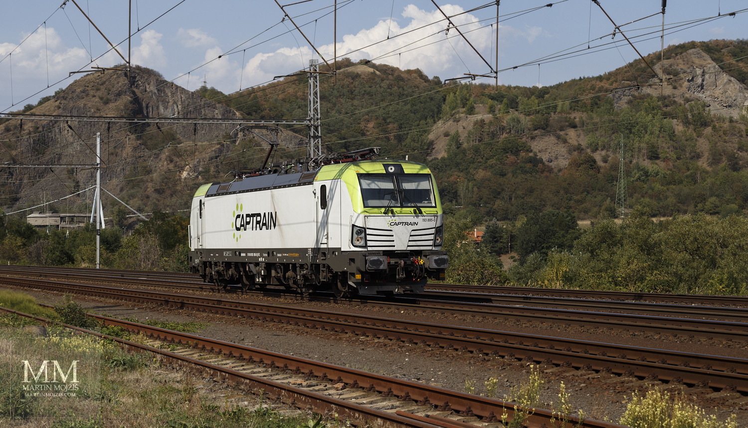 Bílo-zelená elektrická lokomotiva Siemens Vectron  193 895-0 Captrain.